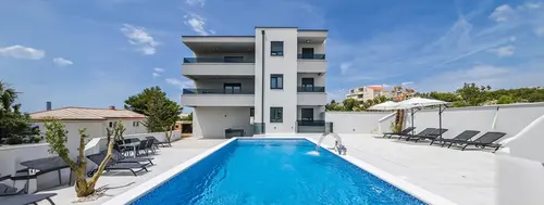 Premium Apartment mit Pool